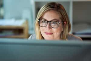 Business woman attends 1:1 online session with Fasnua Revel Advisor